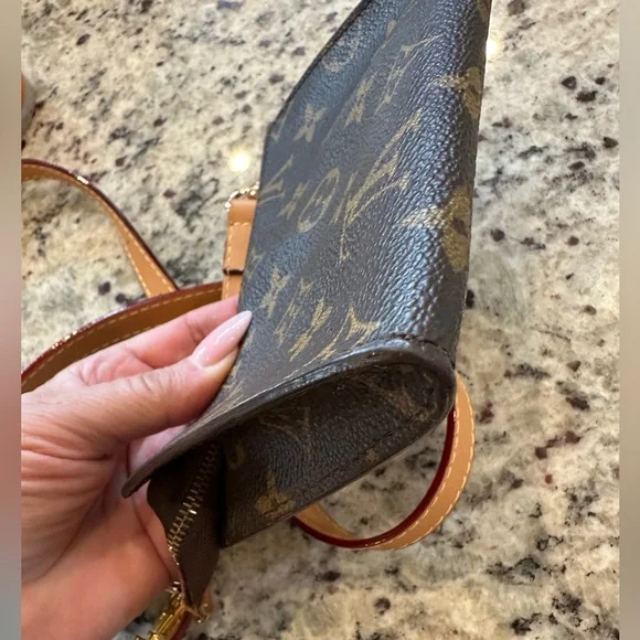 Louis Vuitton Monogram Pochette Crossbody Bag - Picture 5 of 14